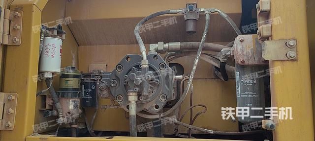 液压泵舱室正面整体（整机外观）