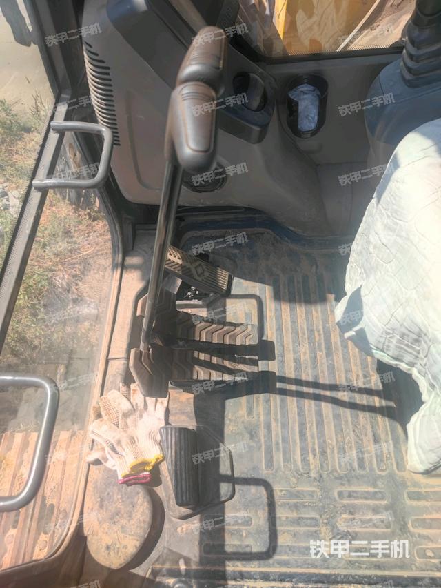 行走控制手柄和踏板?俯拍（駕駛室部分）