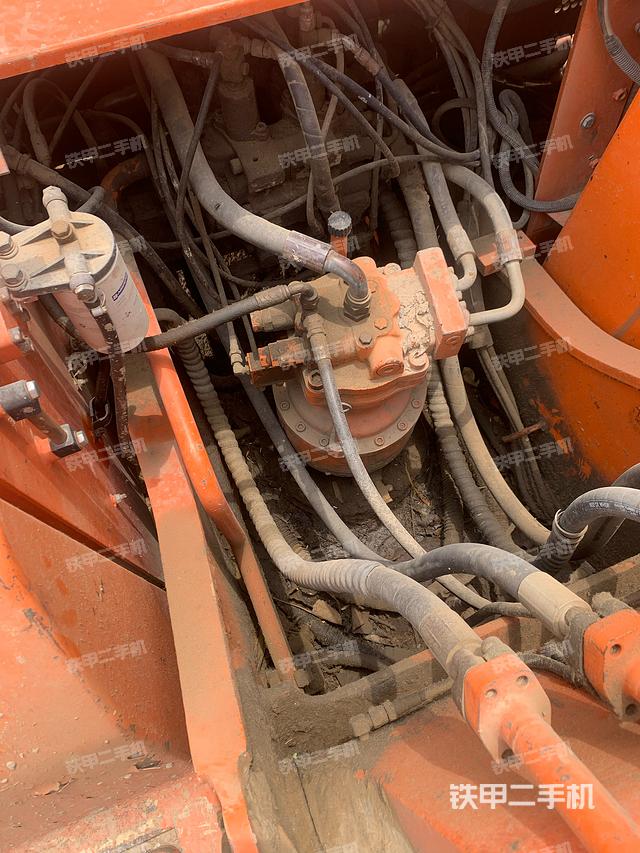 回转马达和主控阀（整机外观）