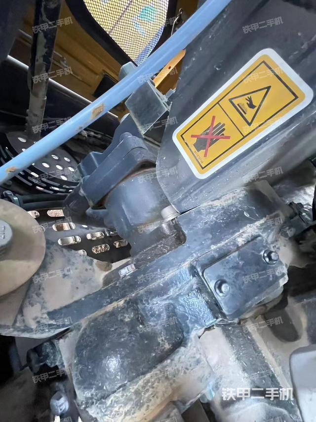 液压泵舱室正面整体（整机外观）