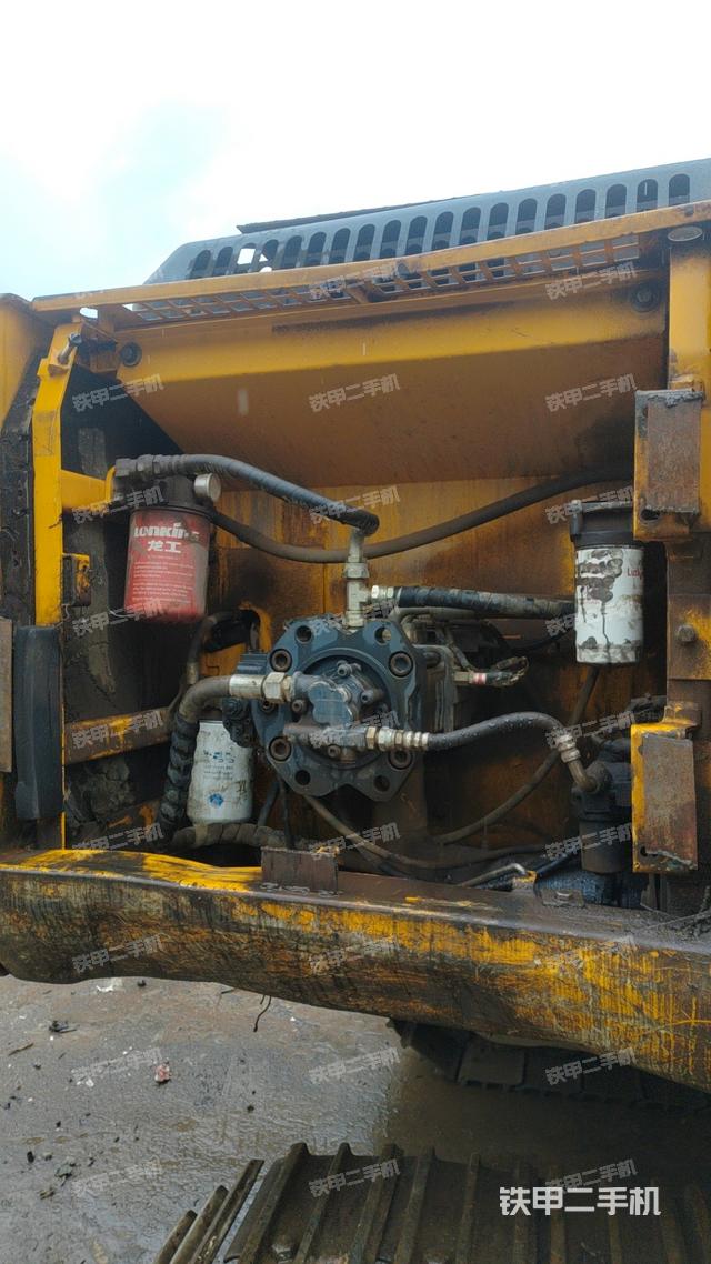 液压泵舱室正面整体（整机外观）