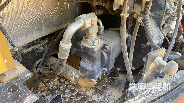 液压泵舱室正面整体（整机外观）