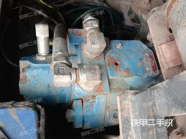 液压泵舱室正面整体（整机外观）