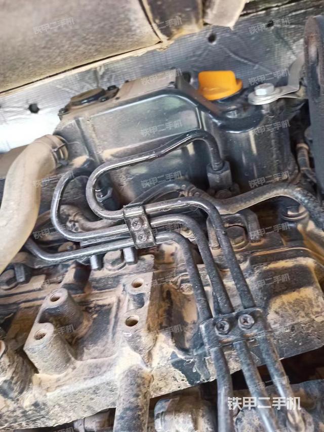 液压泵舱室正面整体（整机外观）