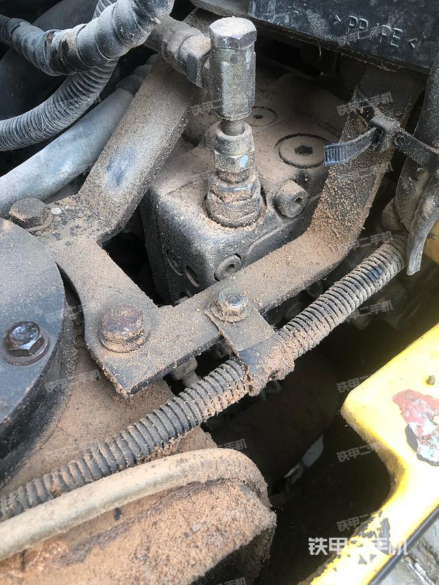 液压泵舱室正面整体（整机外观）