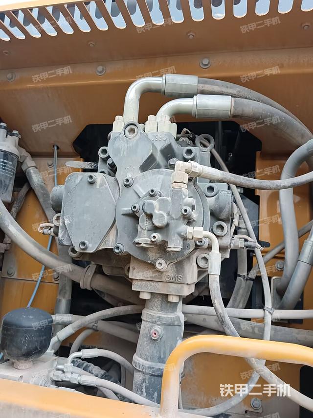 液压泵舱室正面整体（整机外观）