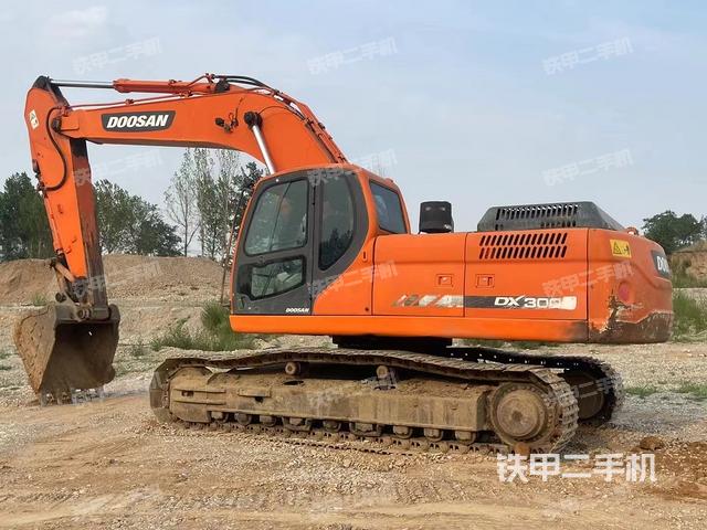 斗山DX300LC挖掘机
