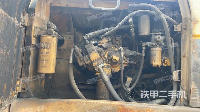 液压泵舱室正面整体（整机外观）