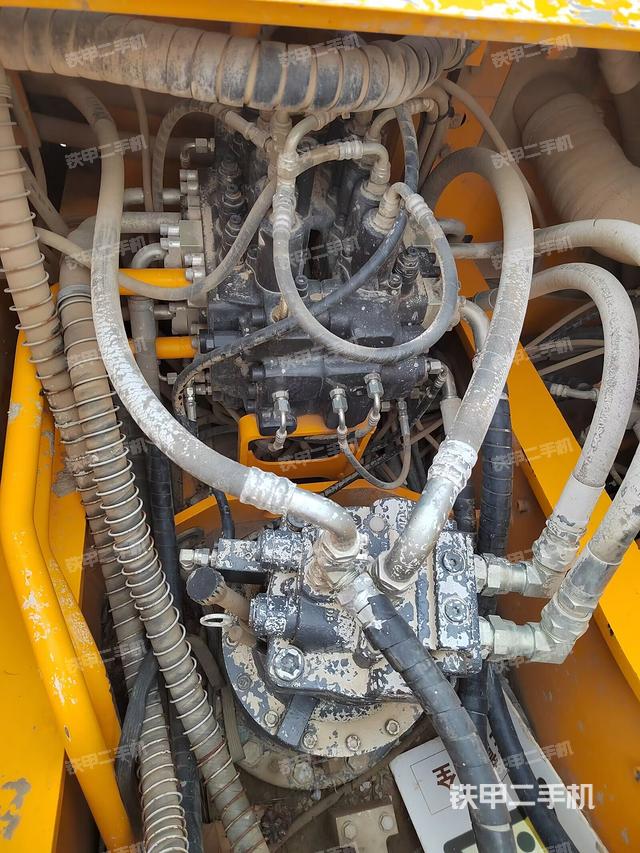 回转马达和主控阀（整机外观）