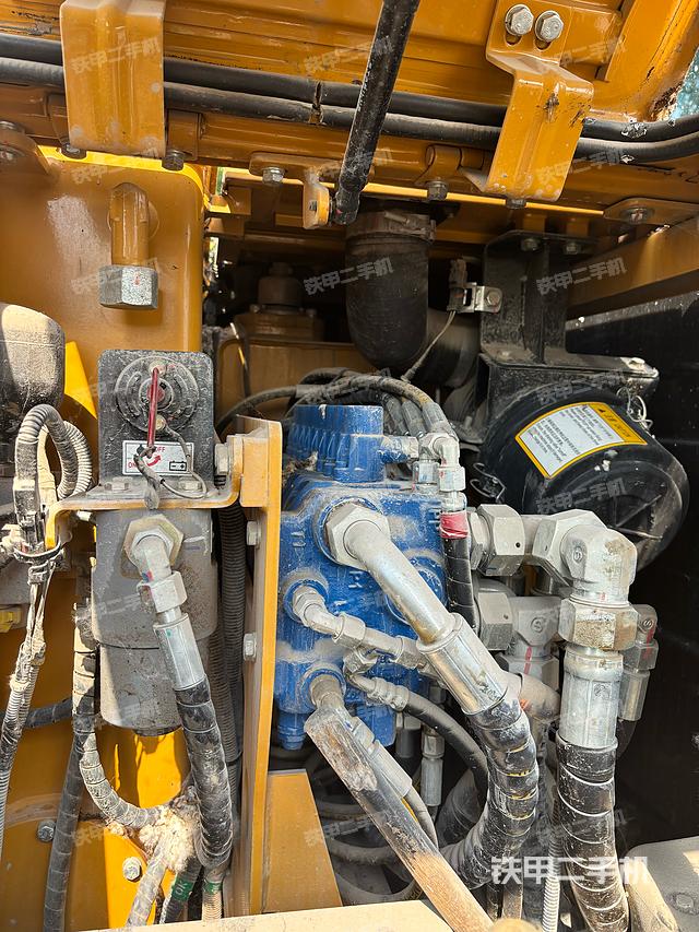 液压泵舱室正面整体（整机外观）