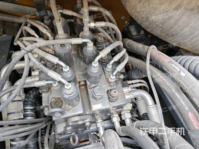 回轉(zhuǎn)馬達和主控閥（整機外觀）