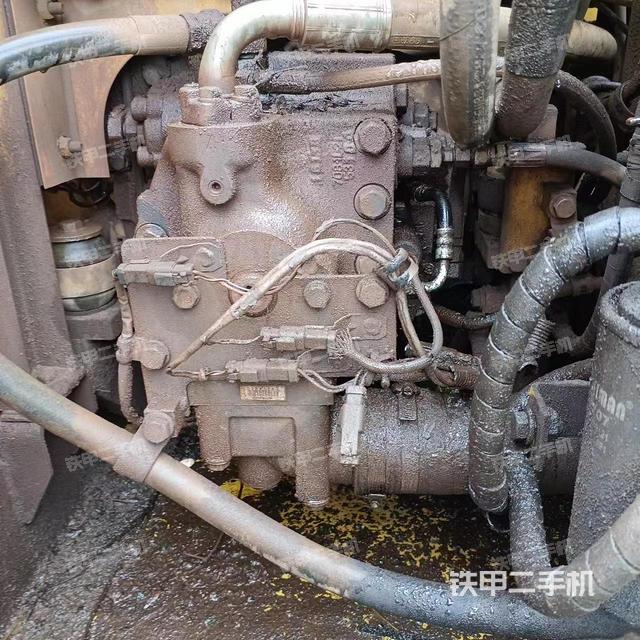 液压泵舱室正面整体（整机外观）