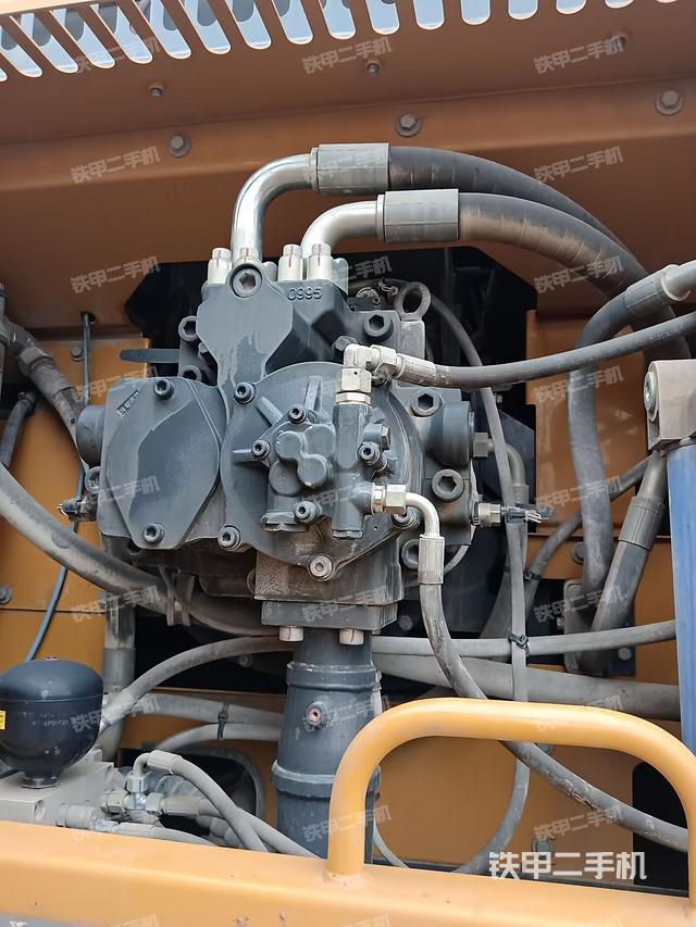 液压泵舱室正面整体（整机外观）