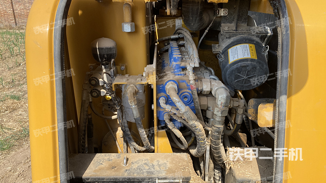 回转马达和主控阀（整机外观）