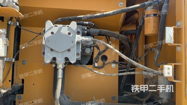 液压泵舱室正面整体（整机外观）