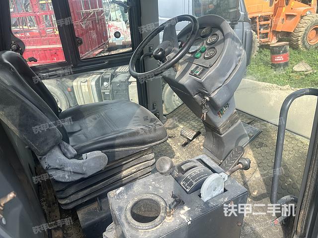 驾驶室操作台（设备外观及核心部件）