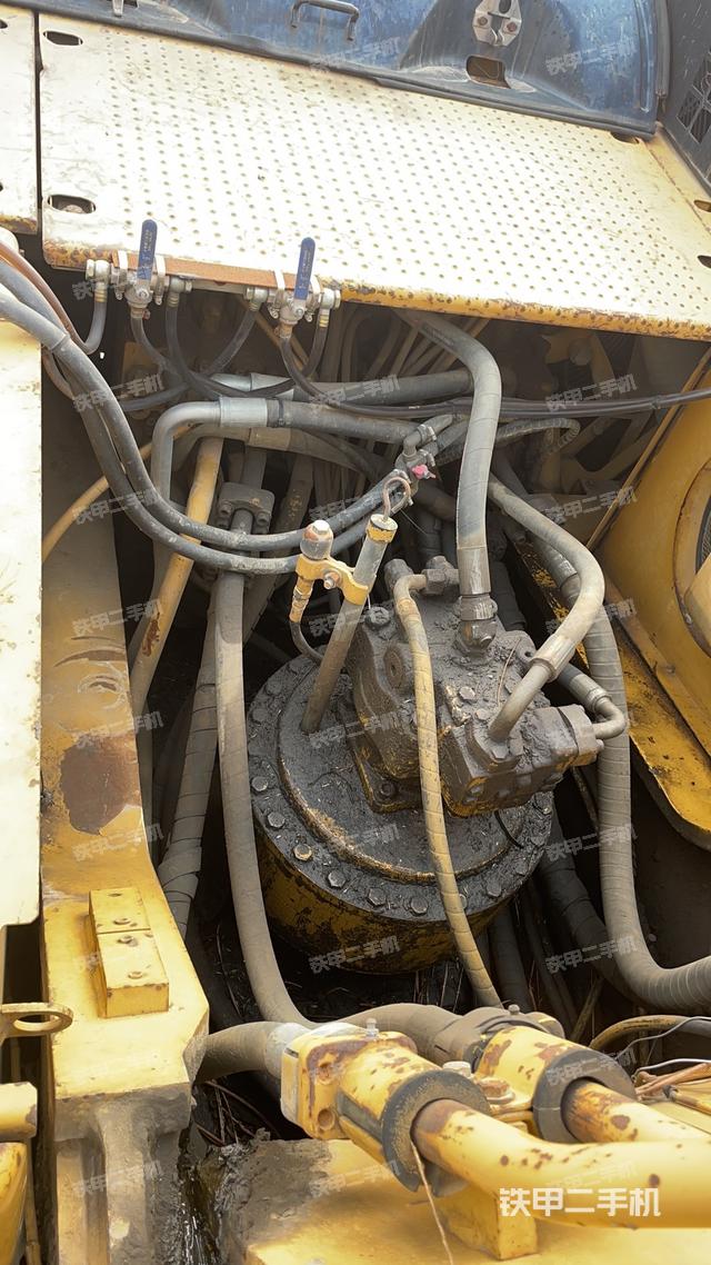 回转马达和主控阀（整机外观）