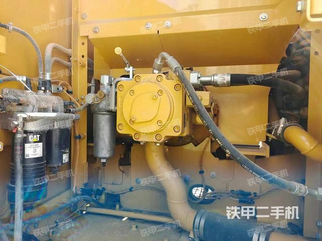 液压泵舱室正面整体（整机外观）