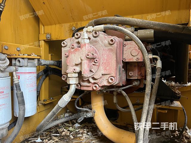 液压泵舱室正面整体（整机外观）