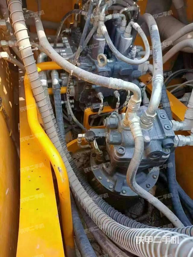 回转马达和主控阀（整机外观）