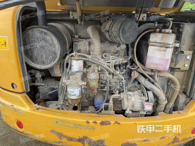 液压泵舱室正面整体（整机外观）