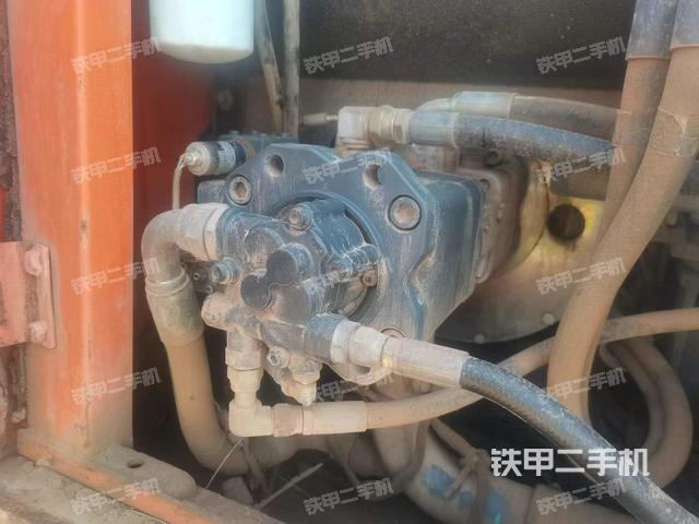 液压泵舱室正面整体（整机外观）