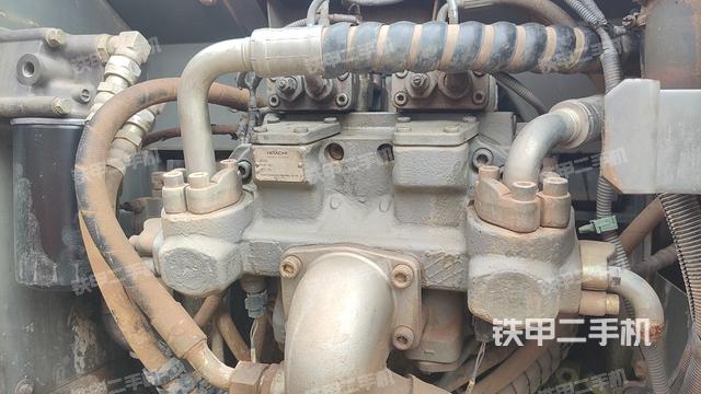 液压泵舱室正面整体（整机外观）