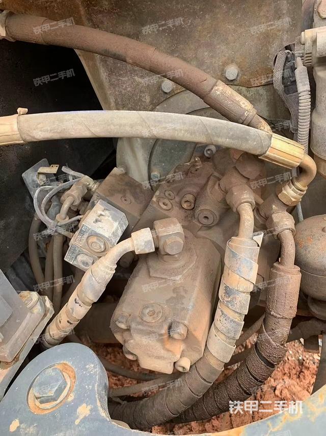 液压泵舱室正面整体（整机外观）