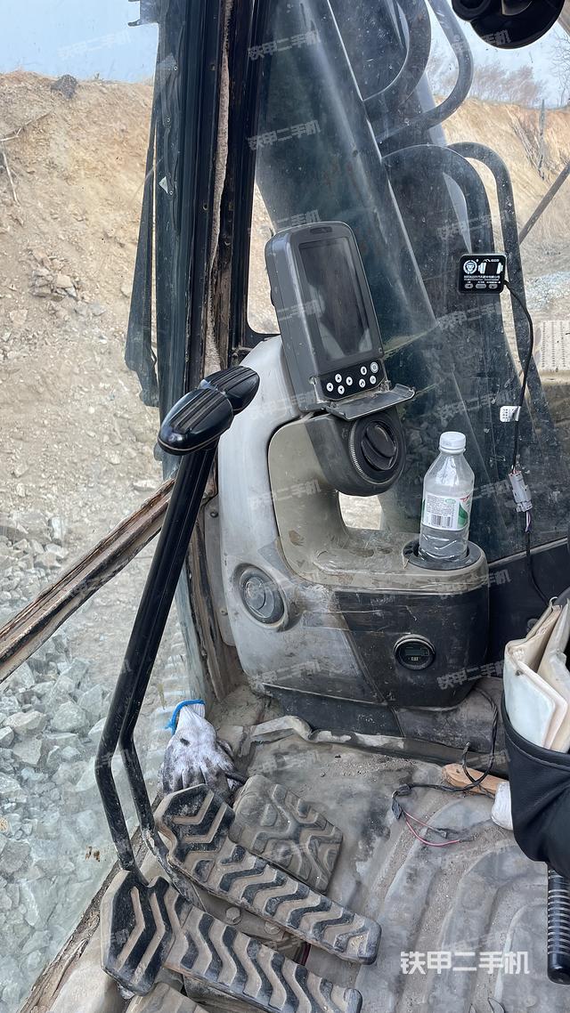 驾驶室顶部（整机外观）