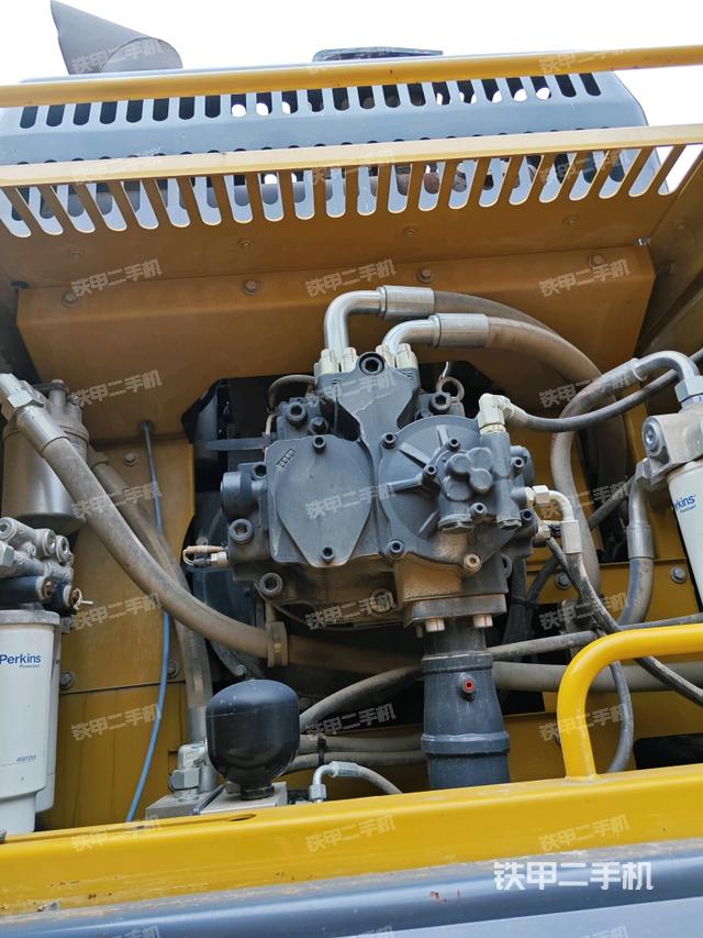 液壓泵艙室正面整體（整機外觀）