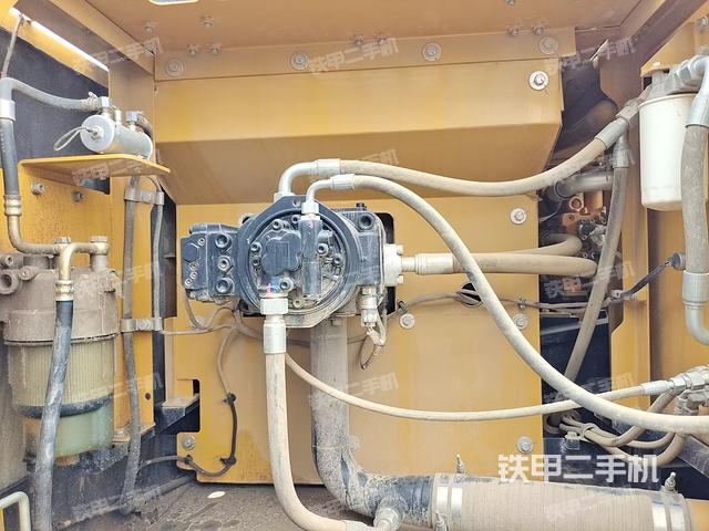 液压泵舱室正面整体（整机外观）