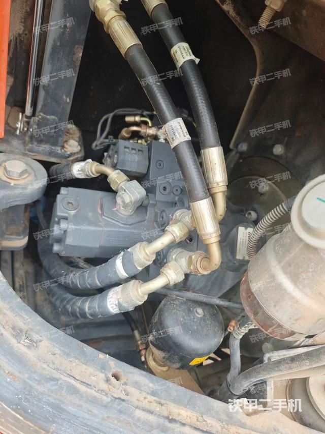 液压泵舱室正面整体（整机外观）