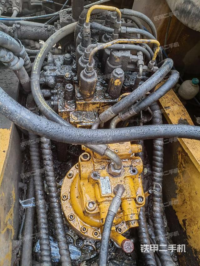 回转马达和主控阀（整机外观）