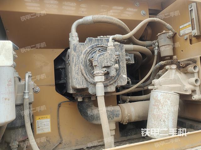 液压泵舱室正面整体（整机外观）