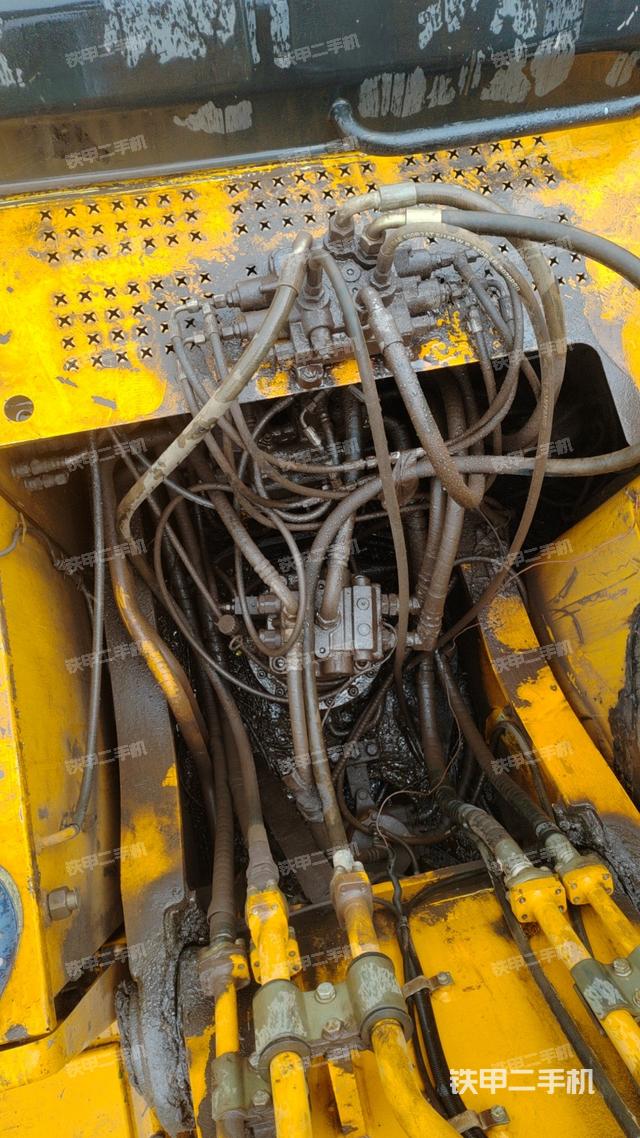 回转马达和主控阀（整机外观）