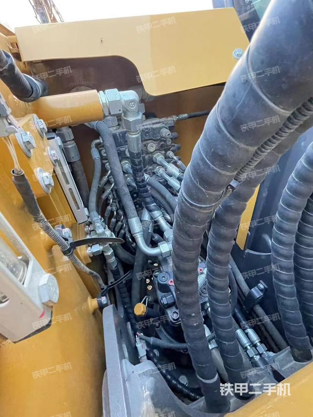 回转马达和主控阀（整机外观）