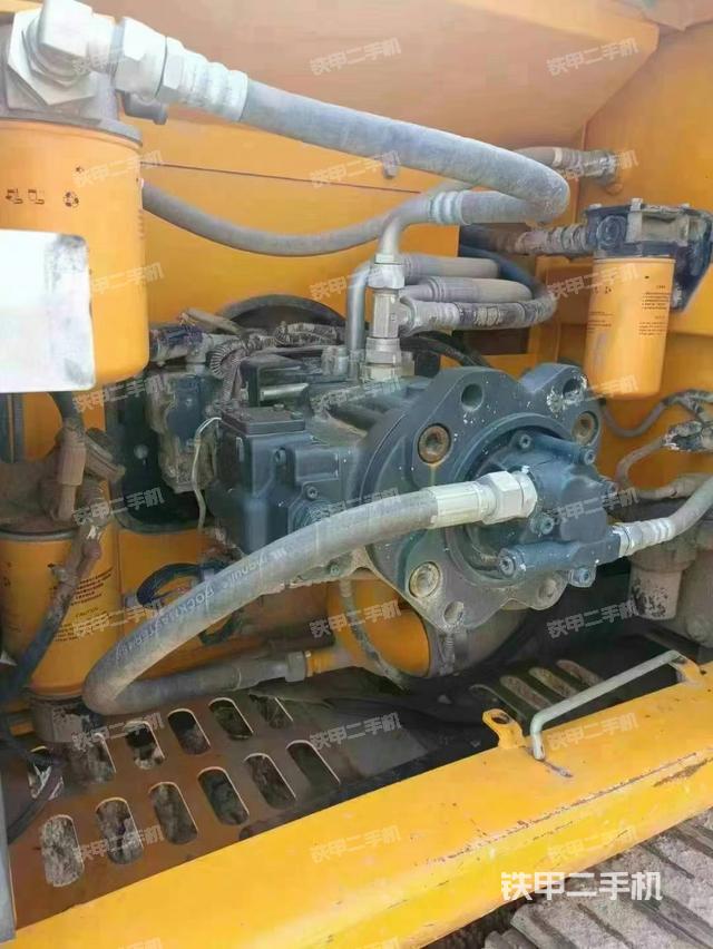 液压泵舱室正面整体（整机外观）