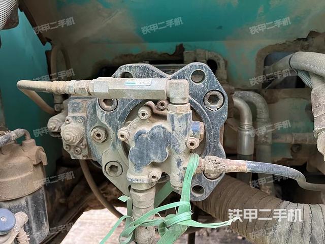 液压泵舱室正面整体（整机外观）