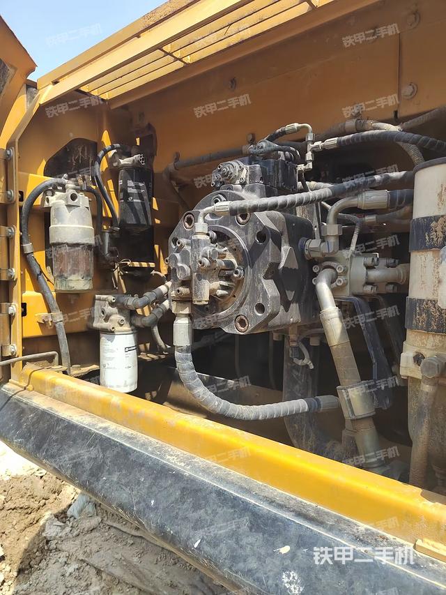 液壓泵艙室正面整體（整機外觀）