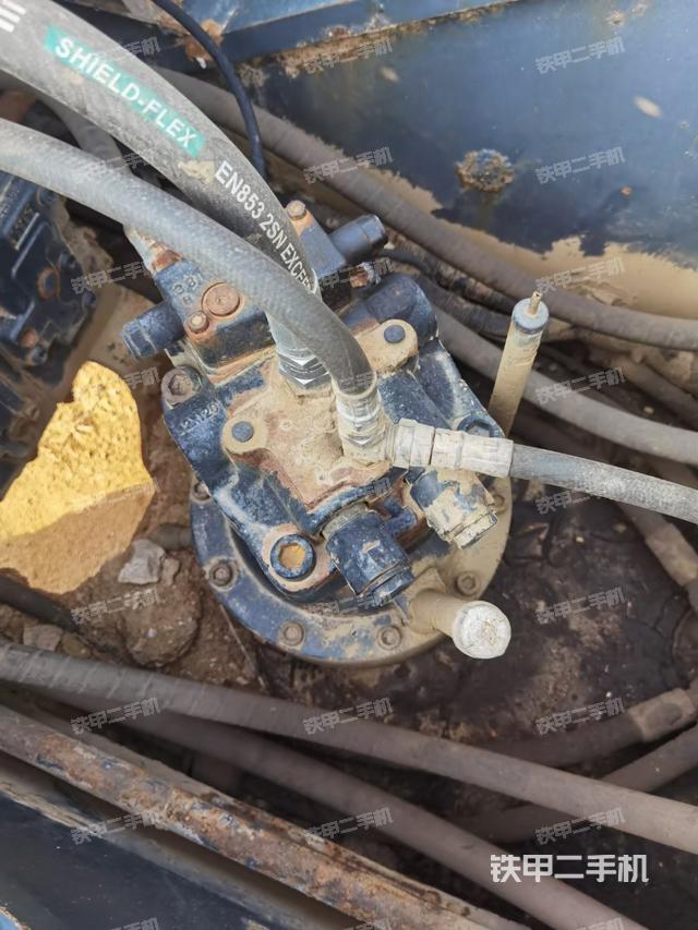 回转马达和主控阀（整机外观）