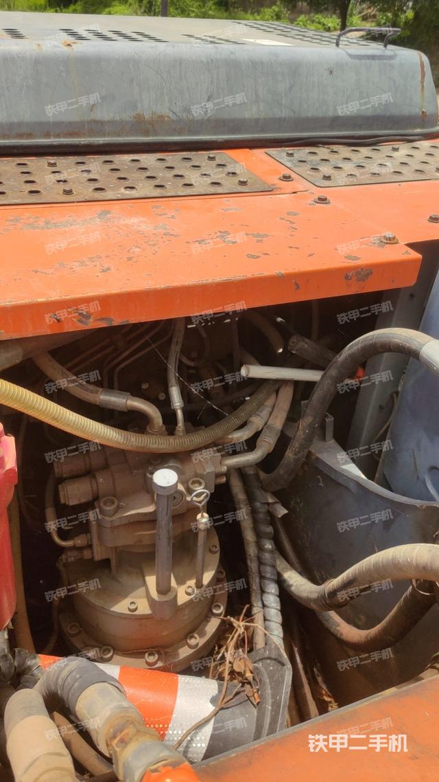 回转马达和主控阀（整机外观）