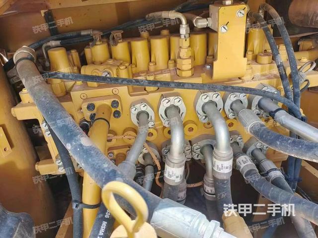 回转马达和主控阀（整机外观）