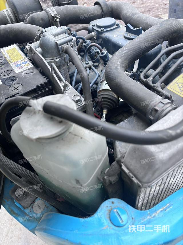 液压泵舱室正面整体（整机外观）