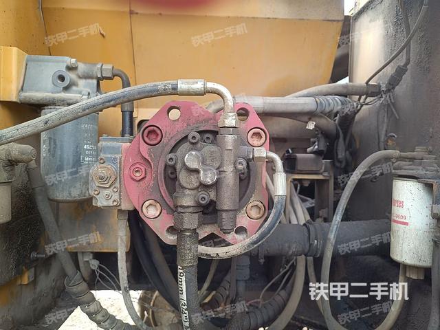 液压泵舱室正面整体（整机外观）