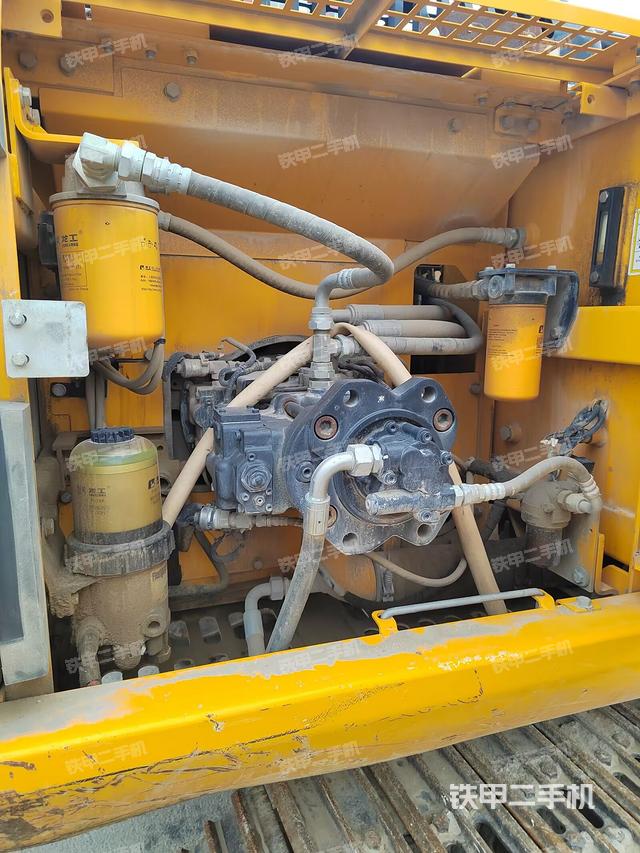 液压泵舱室正面整体（整机外观）