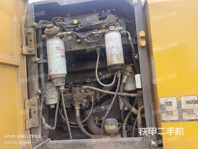 液压泵舱室正面整体（整机外观）