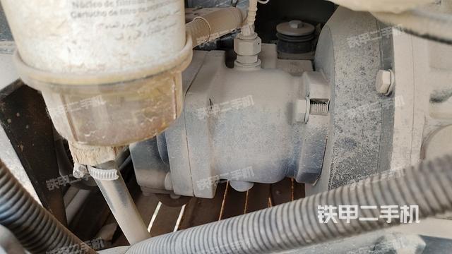 液压泵舱室正面整体（整机外观）