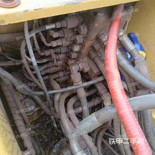 回转马达和主控阀（整机外观）