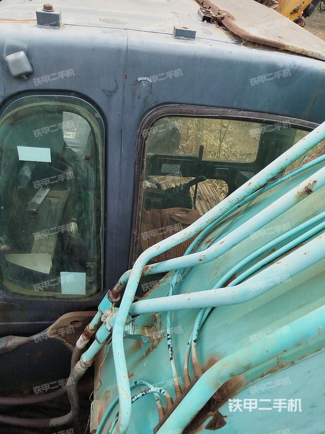 驾驶室顶部（整机外观）