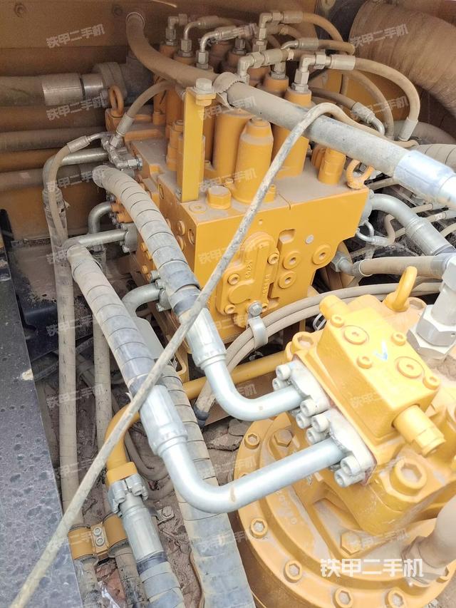 回转马达和主控阀（整机外观）